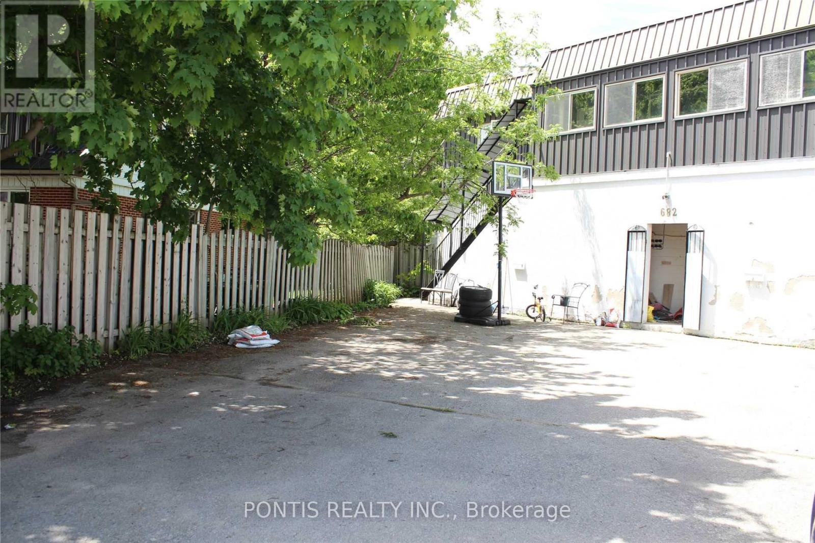 543-547 SPEEDVALE AVE E