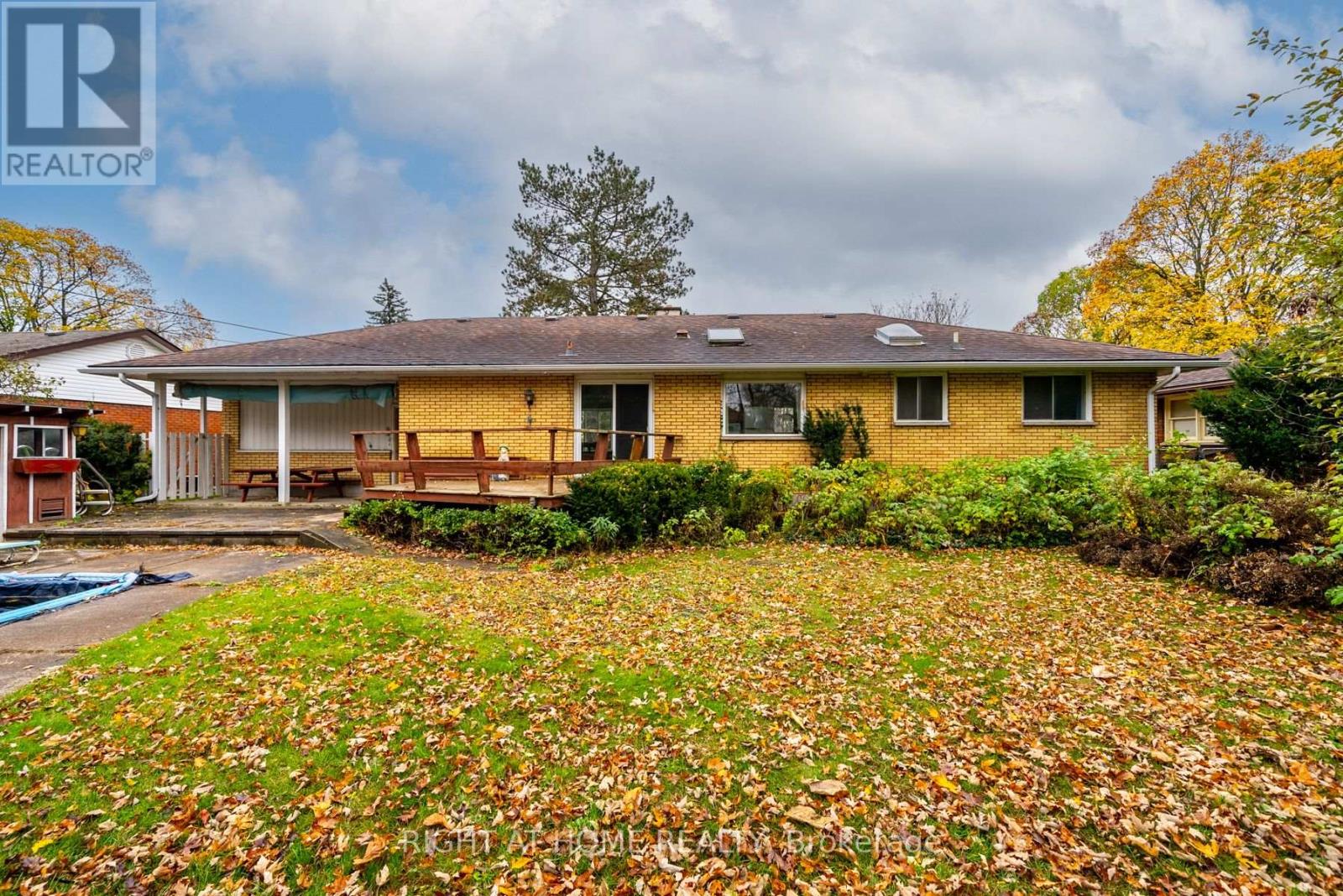 8 SUNSET DR