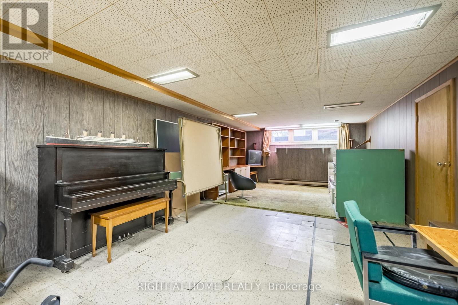 8 SUNSET DR