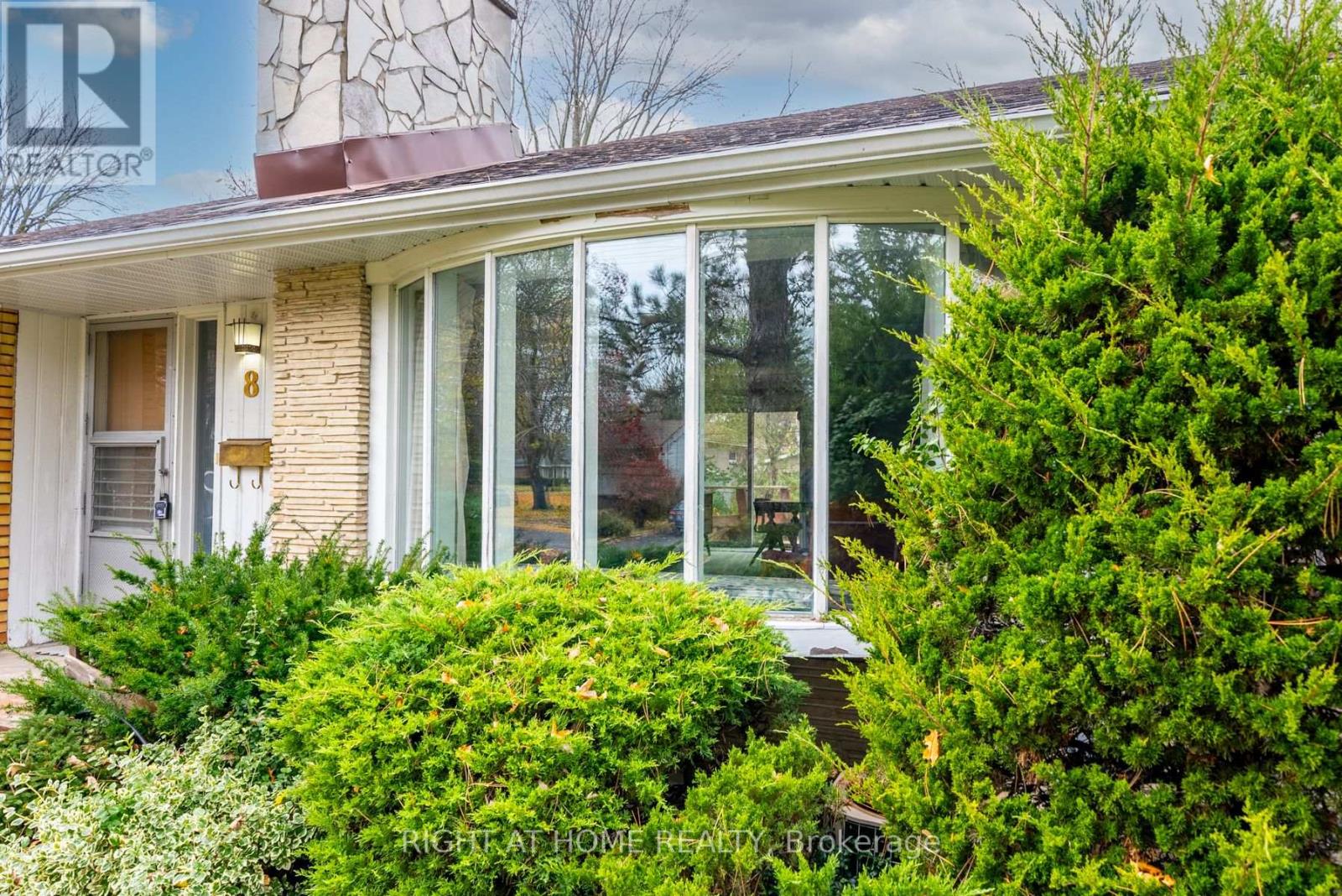 8 SUNSET DR