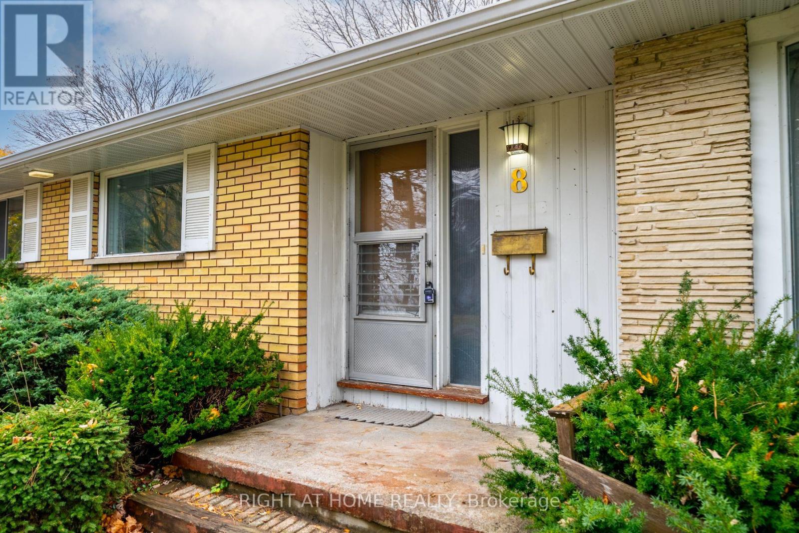 8 SUNSET DR