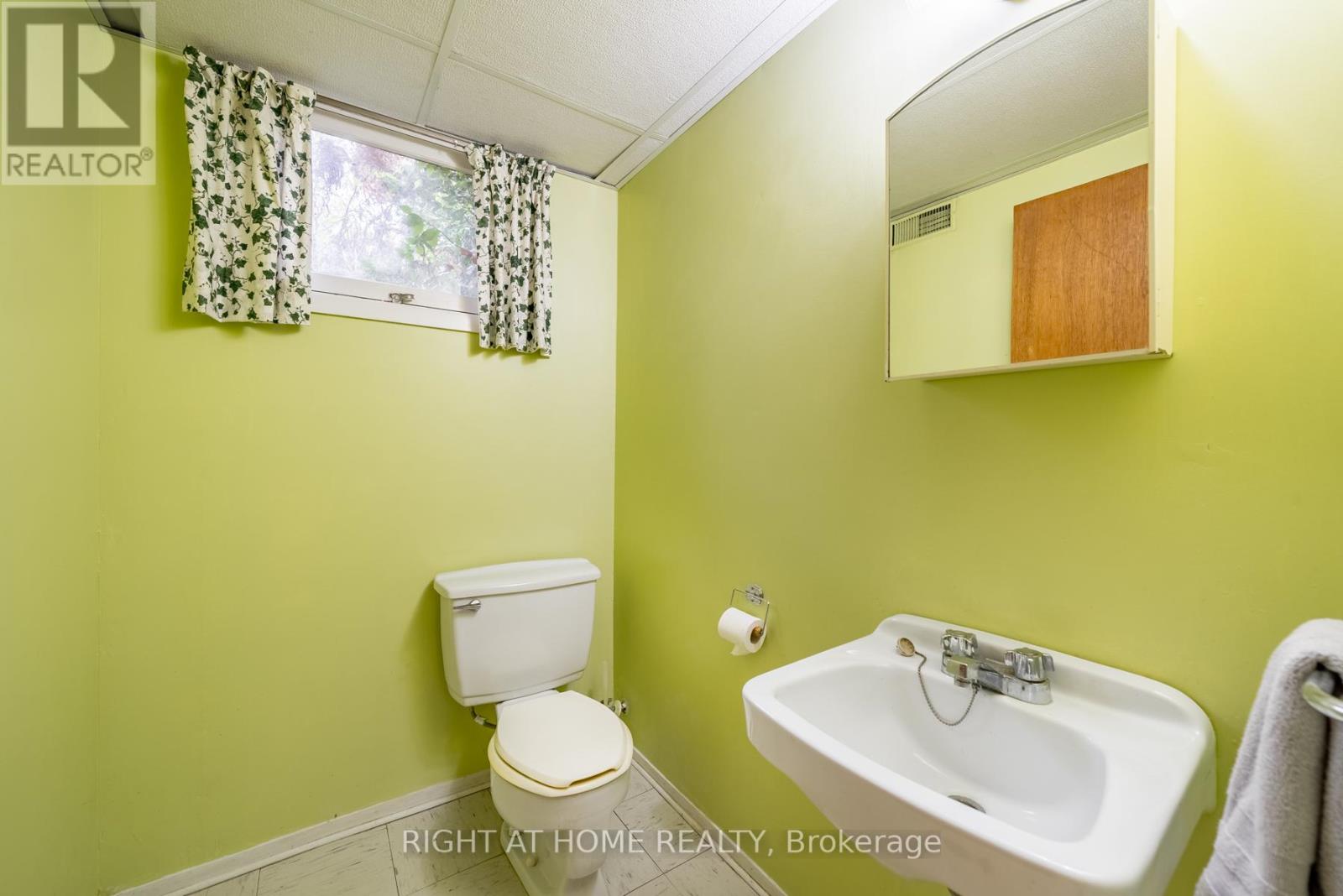 8 SUNSET DR