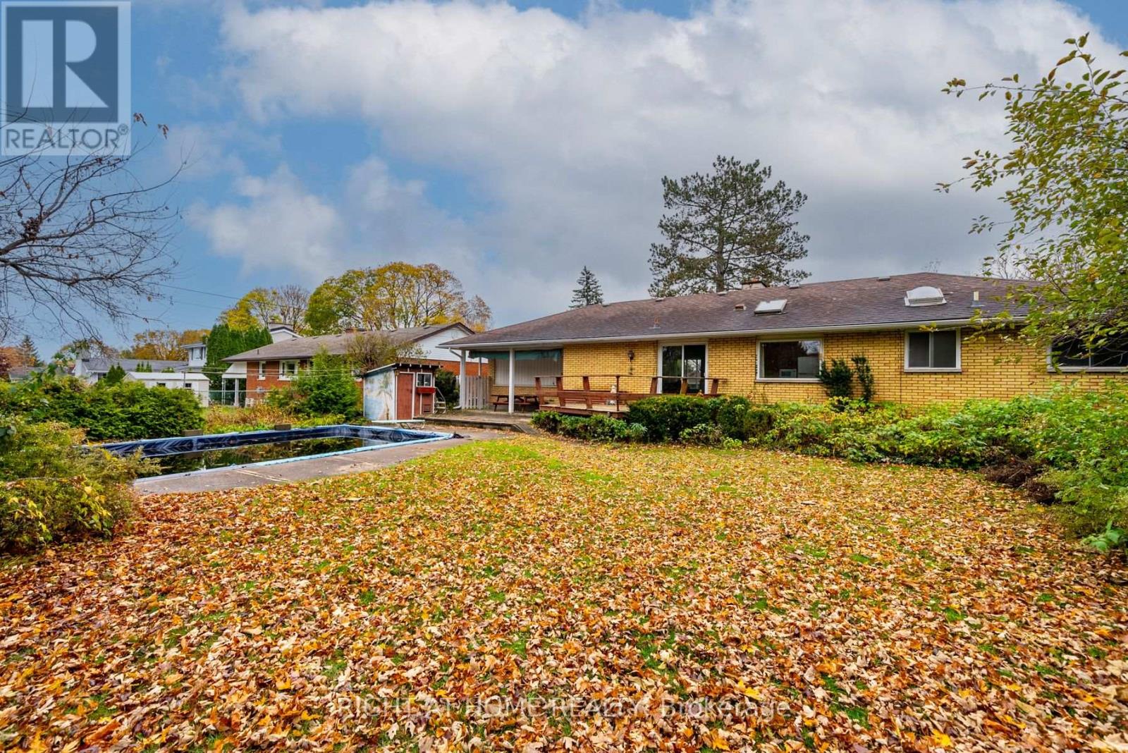 8 SUNSET DR