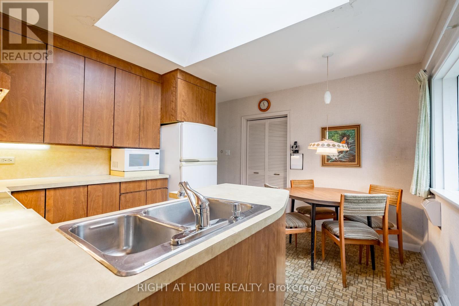 8 SUNSET DR