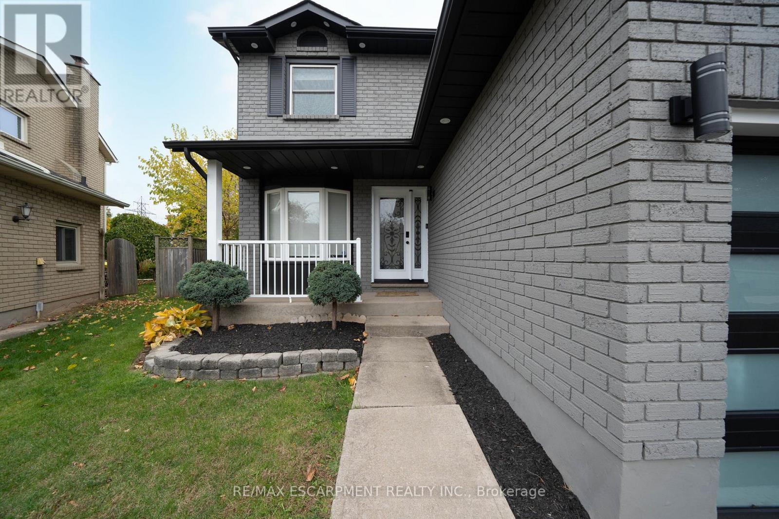 62 MERRITT CRES