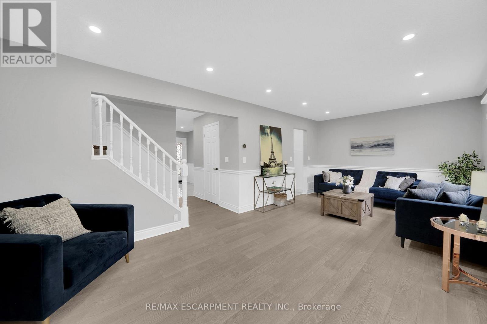 62 MERRITT CRES