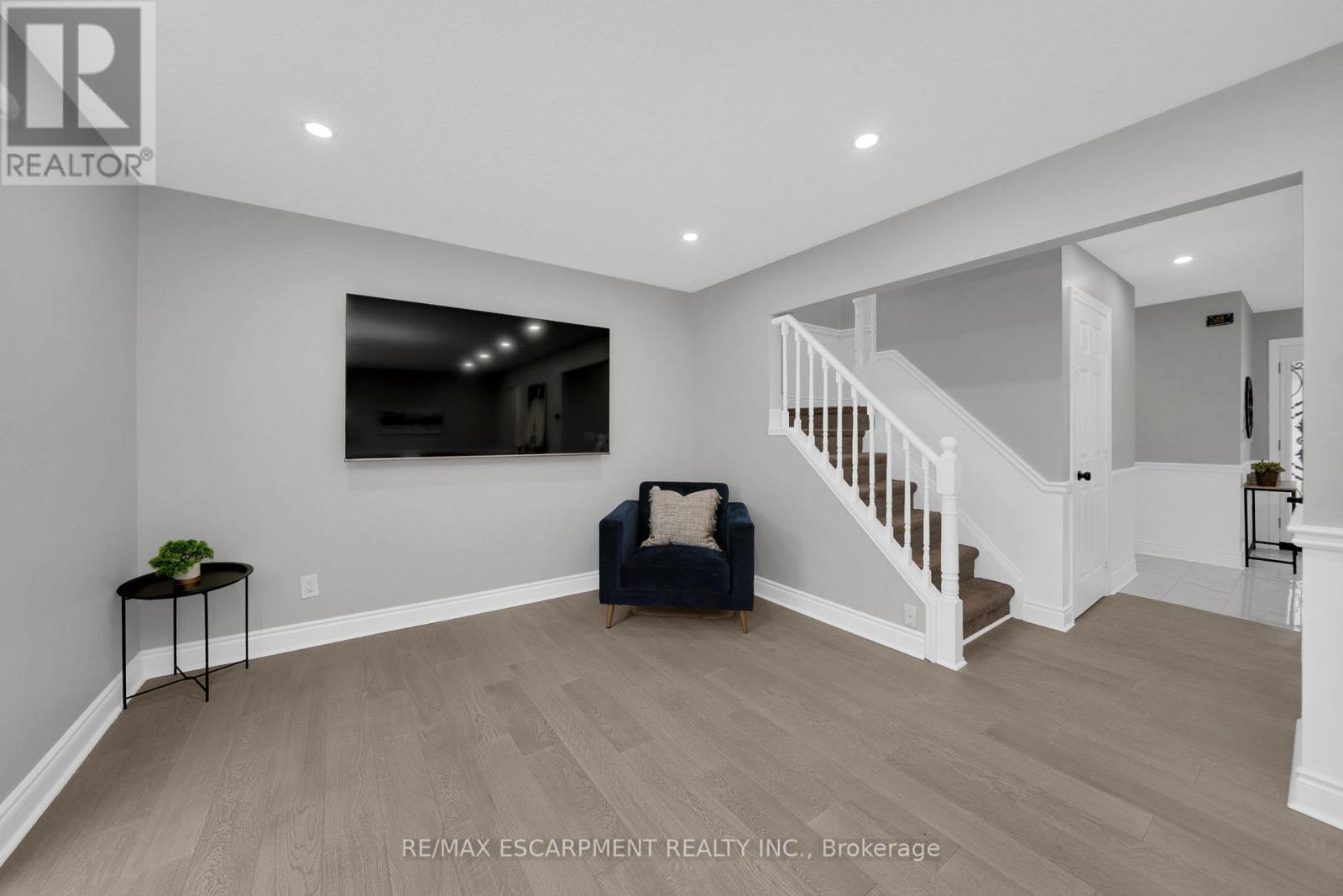 62 MERRITT CRES