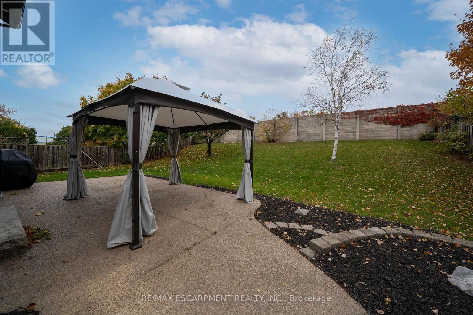 62 MERRITT CRES