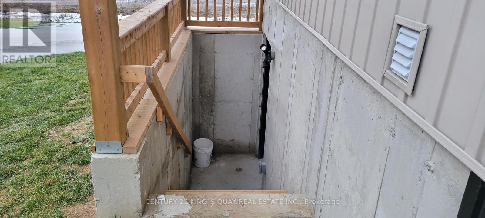 #BSMT -114 CENTRE ST, #Bsmt