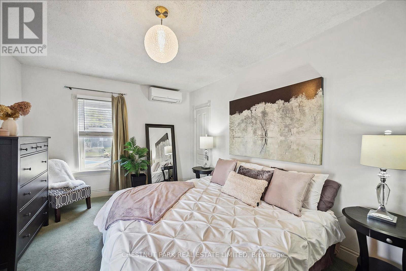 164 QUEEN ST E
