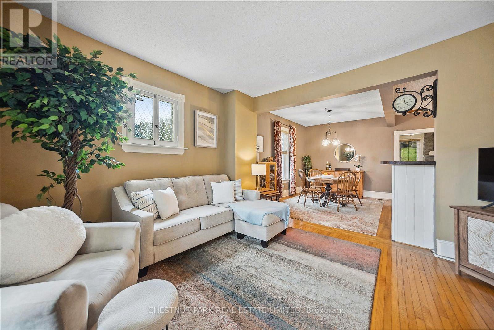 164 QUEEN ST E