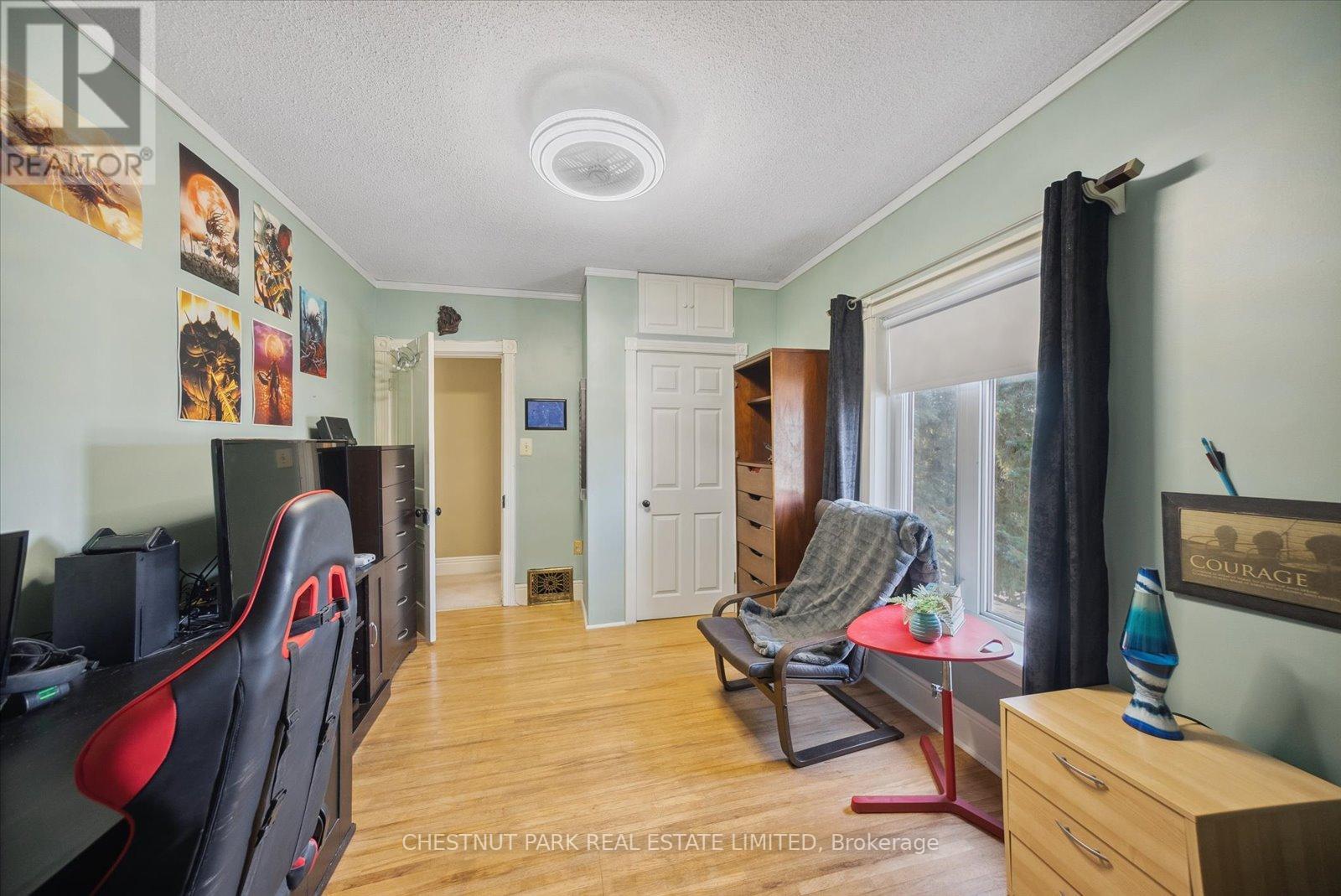164 QUEEN ST E