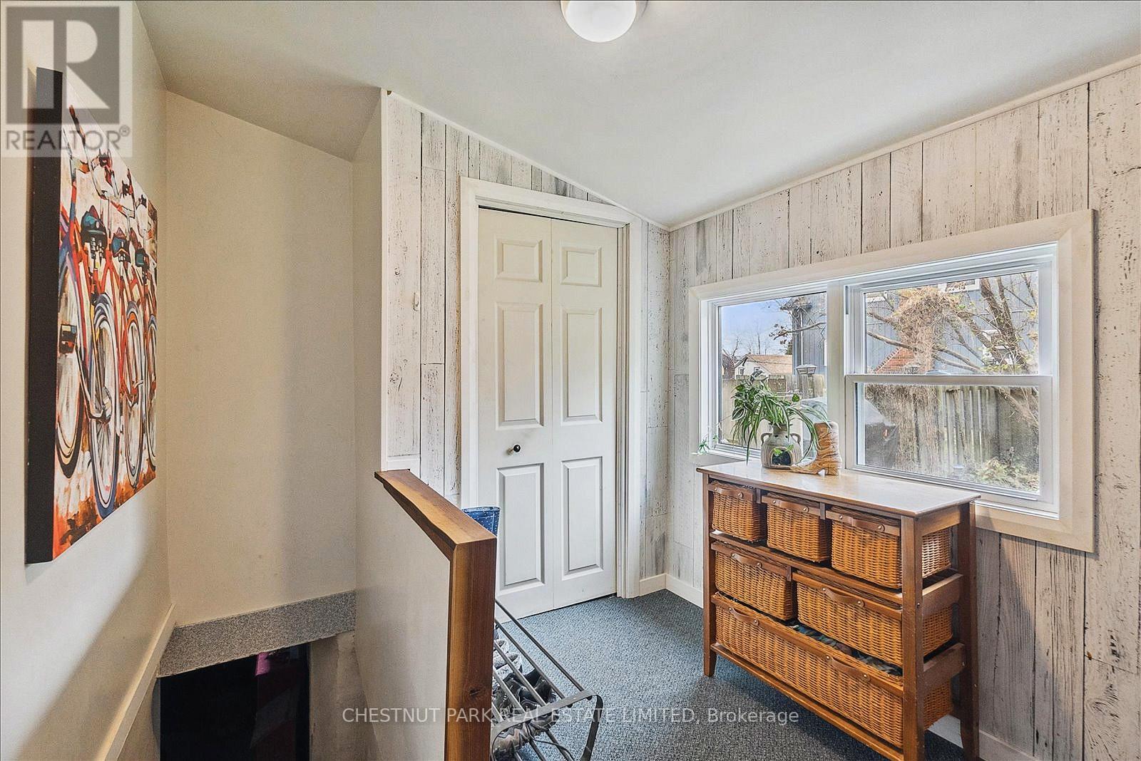 164 QUEEN ST E