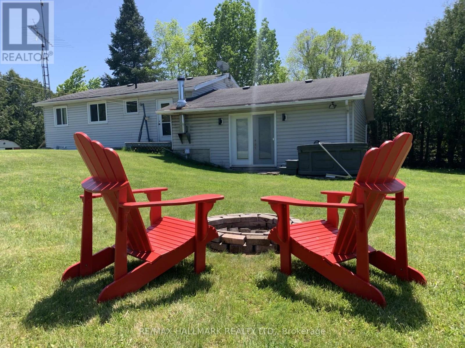 18 MACKENZIE PL