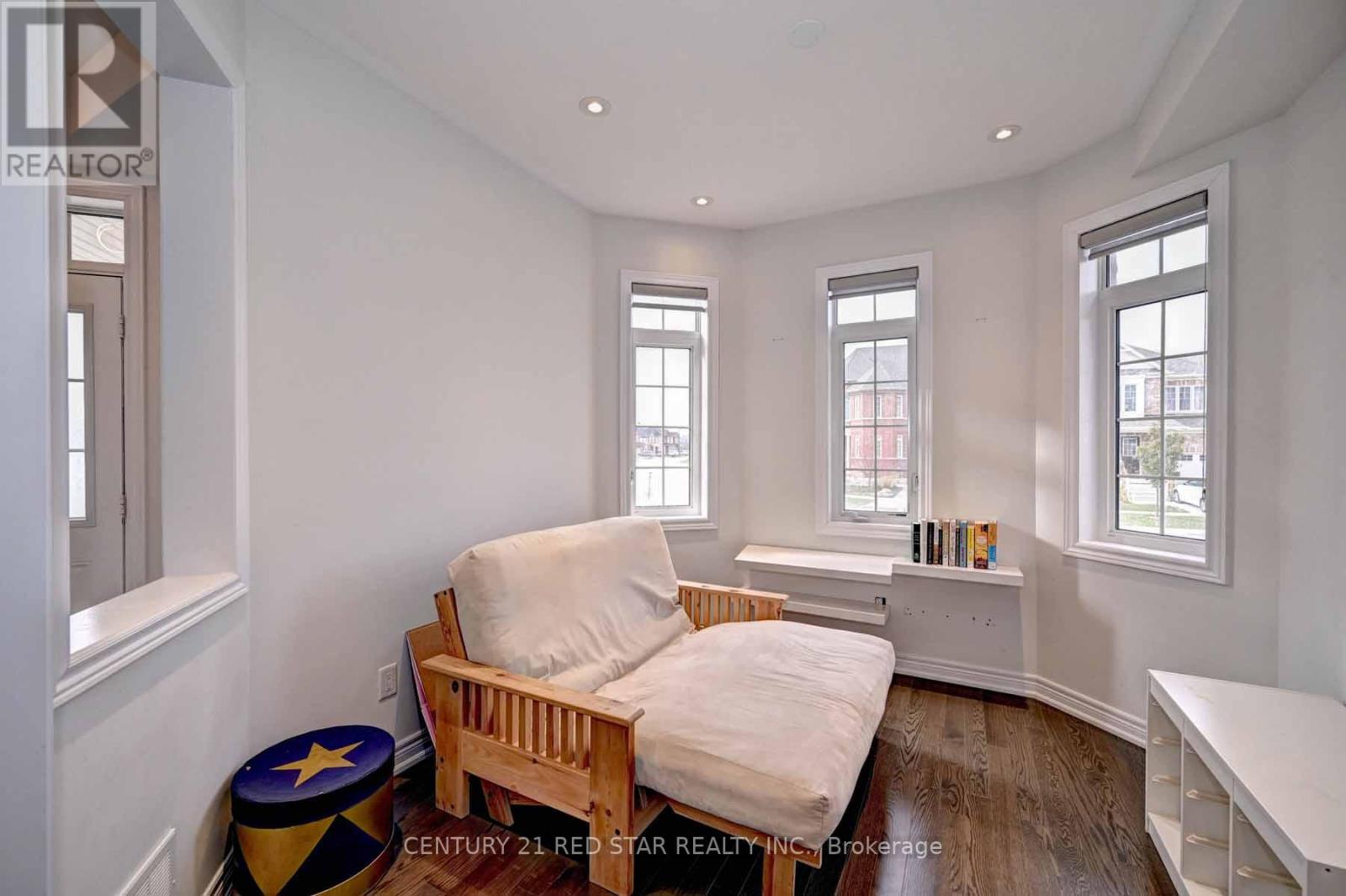 4 ROSEBRUGH AVE
