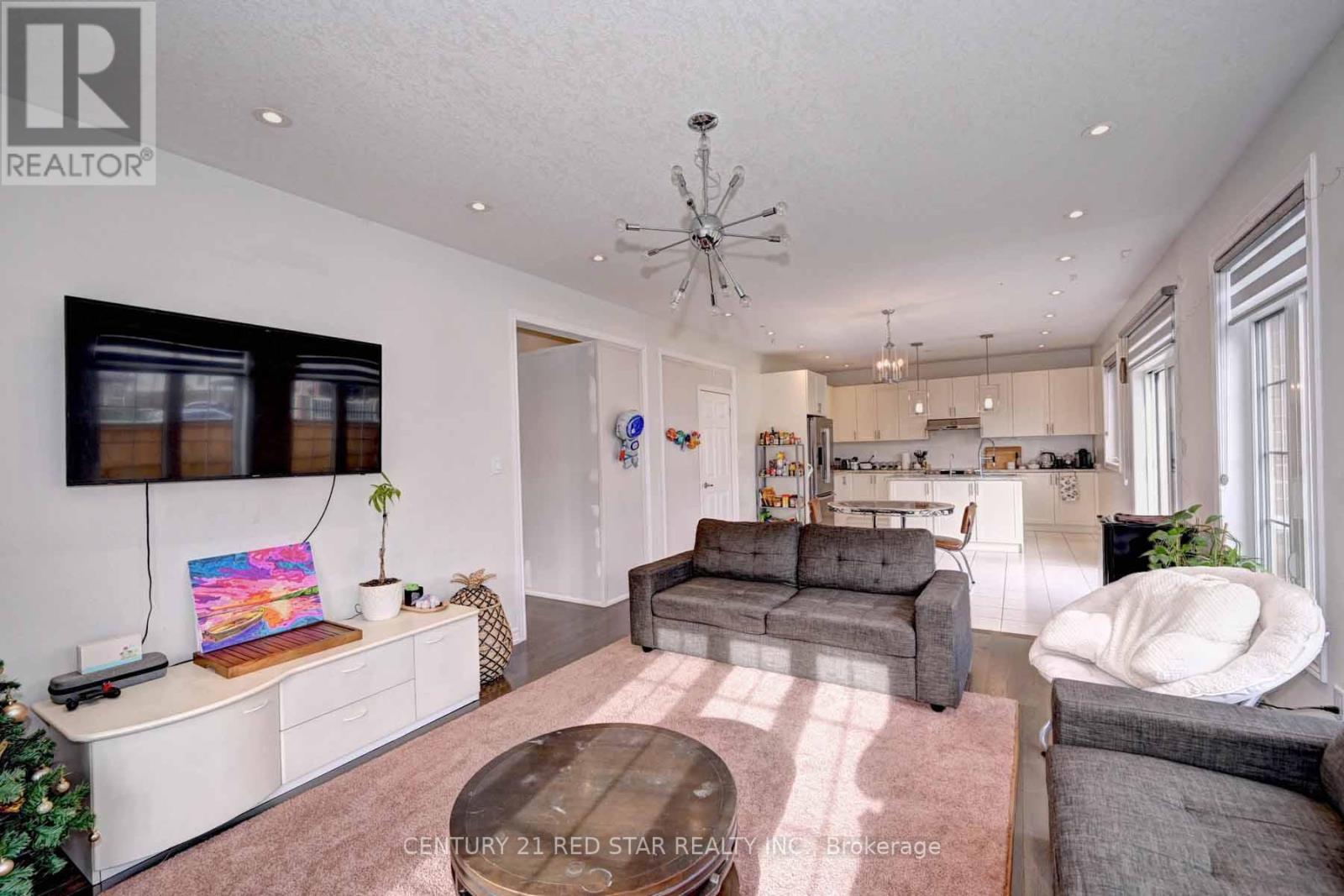 4 ROSEBRUGH AVE