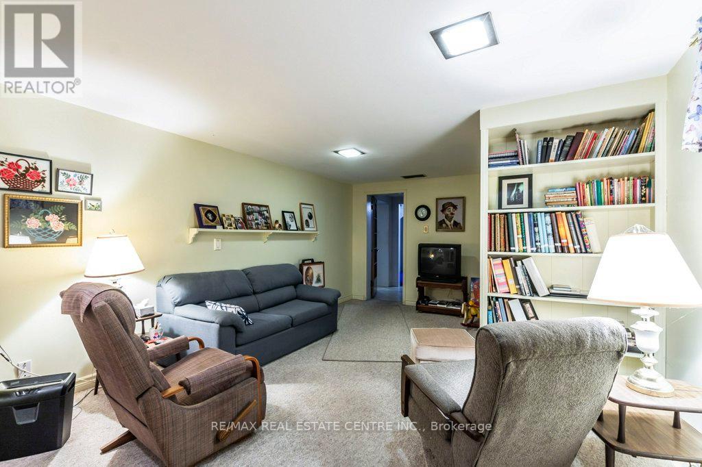 9 ALEXANDER AVE