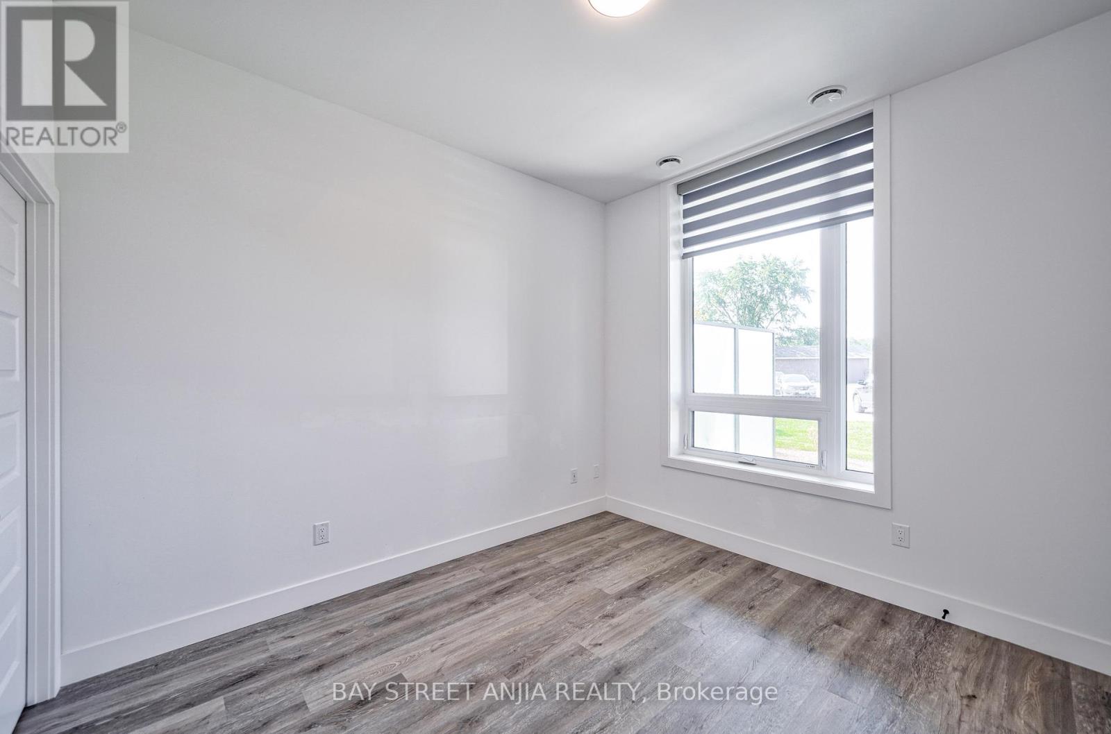 #105 -26 LOWES RD W, #105