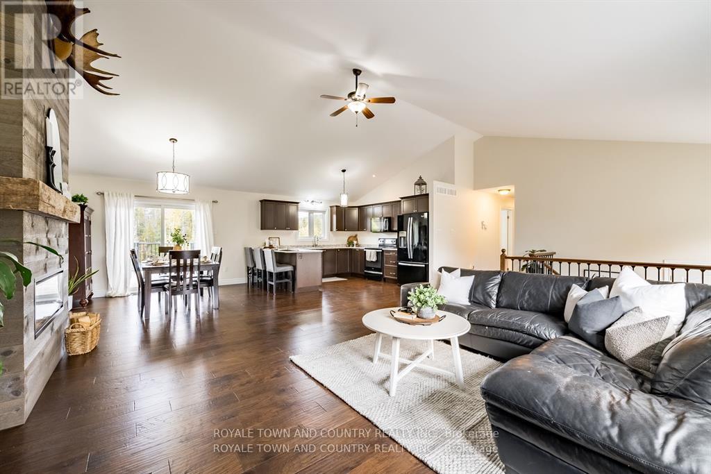 7 RUSTLEWOOD AVE