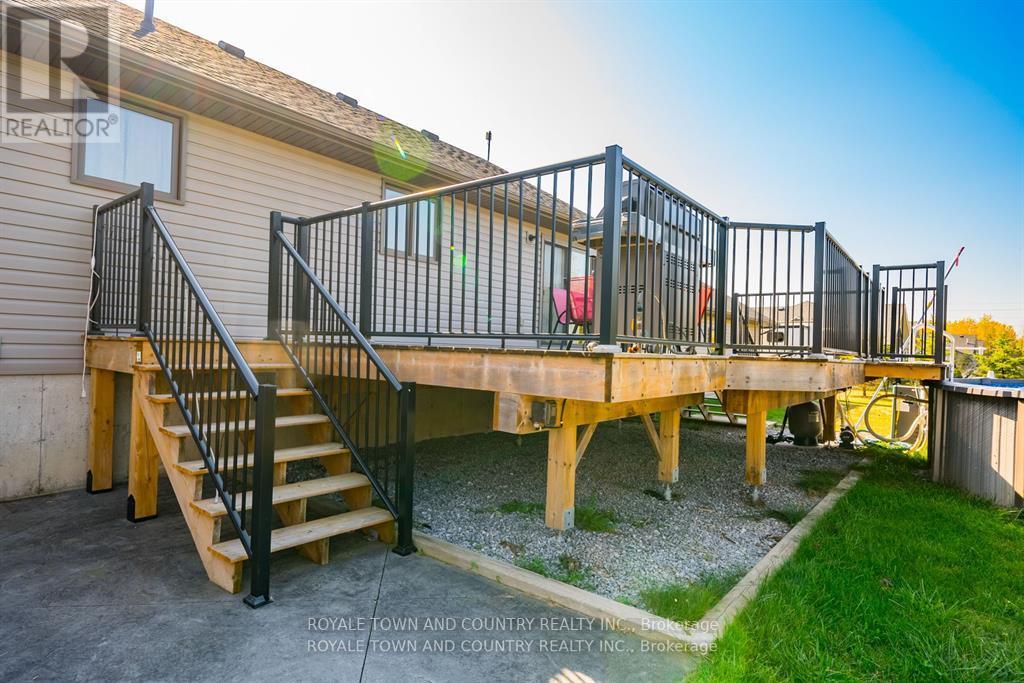 7 RUSTLEWOOD AVE