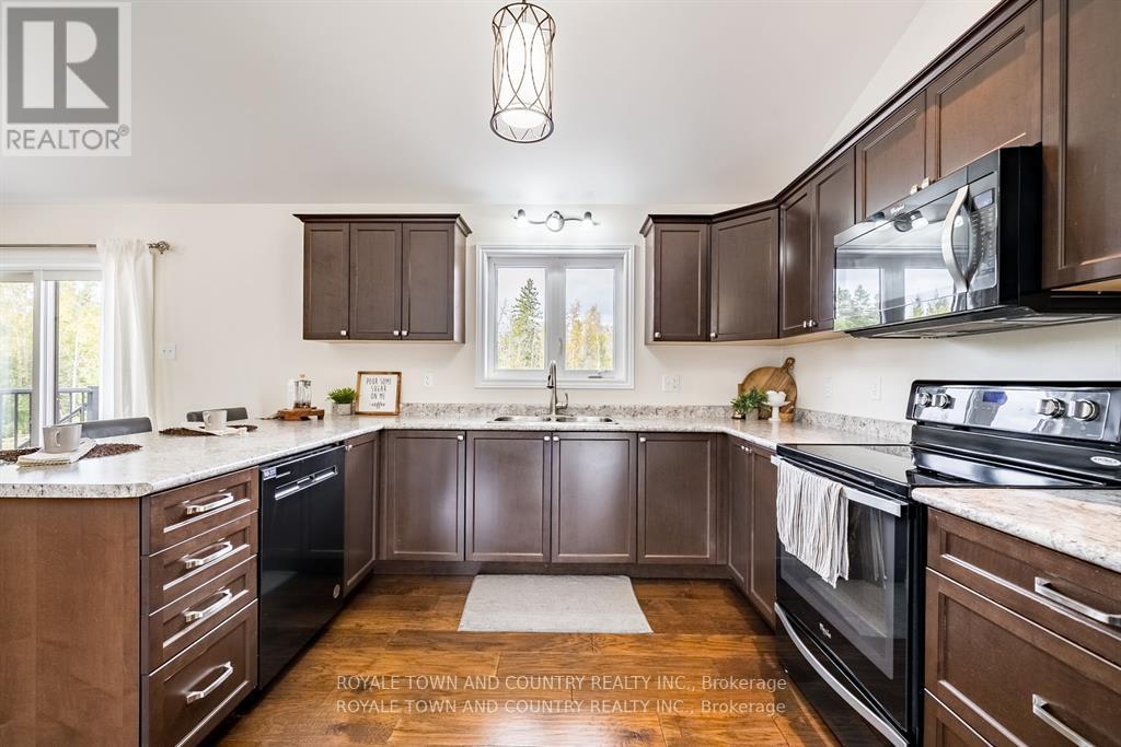7 RUSTLEWOOD AVE