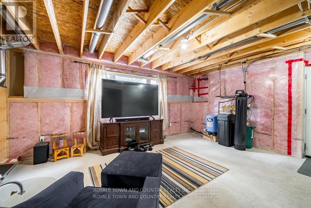 7 RUSTLEWOOD AVE