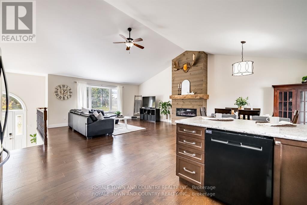 7 RUSTLEWOOD AVE