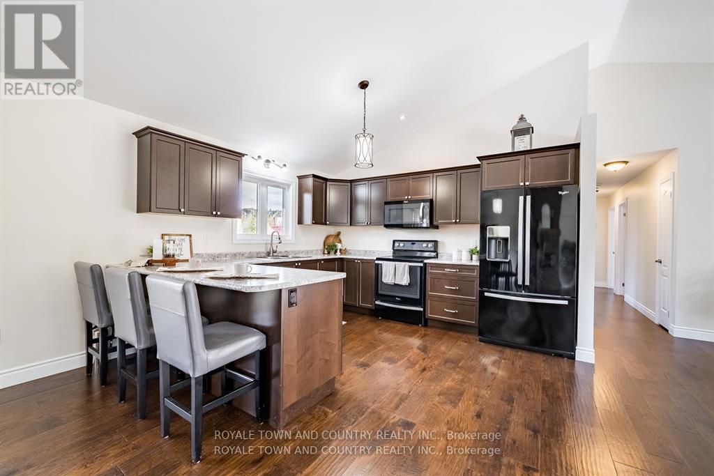 7 RUSTLEWOOD AVE