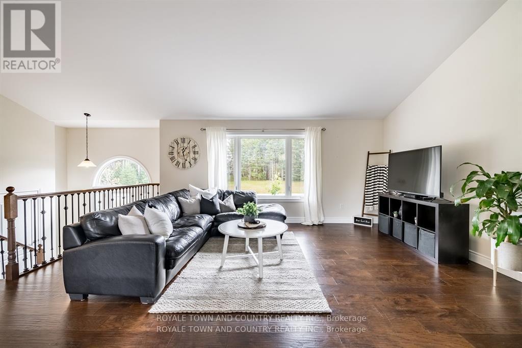7 RUSTLEWOOD AVE