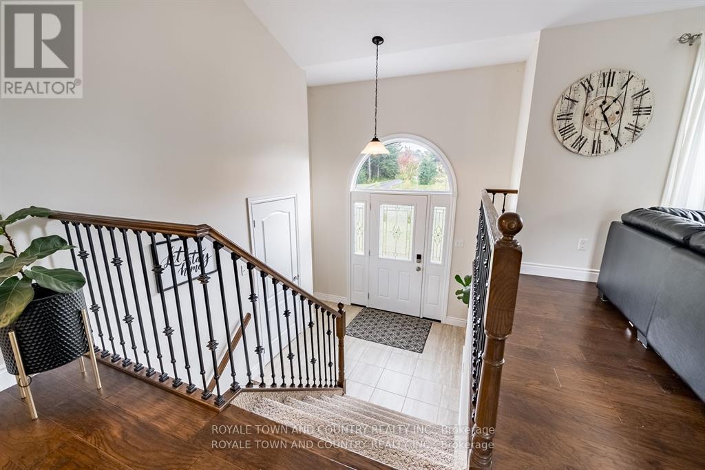 7 RUSTLEWOOD AVE