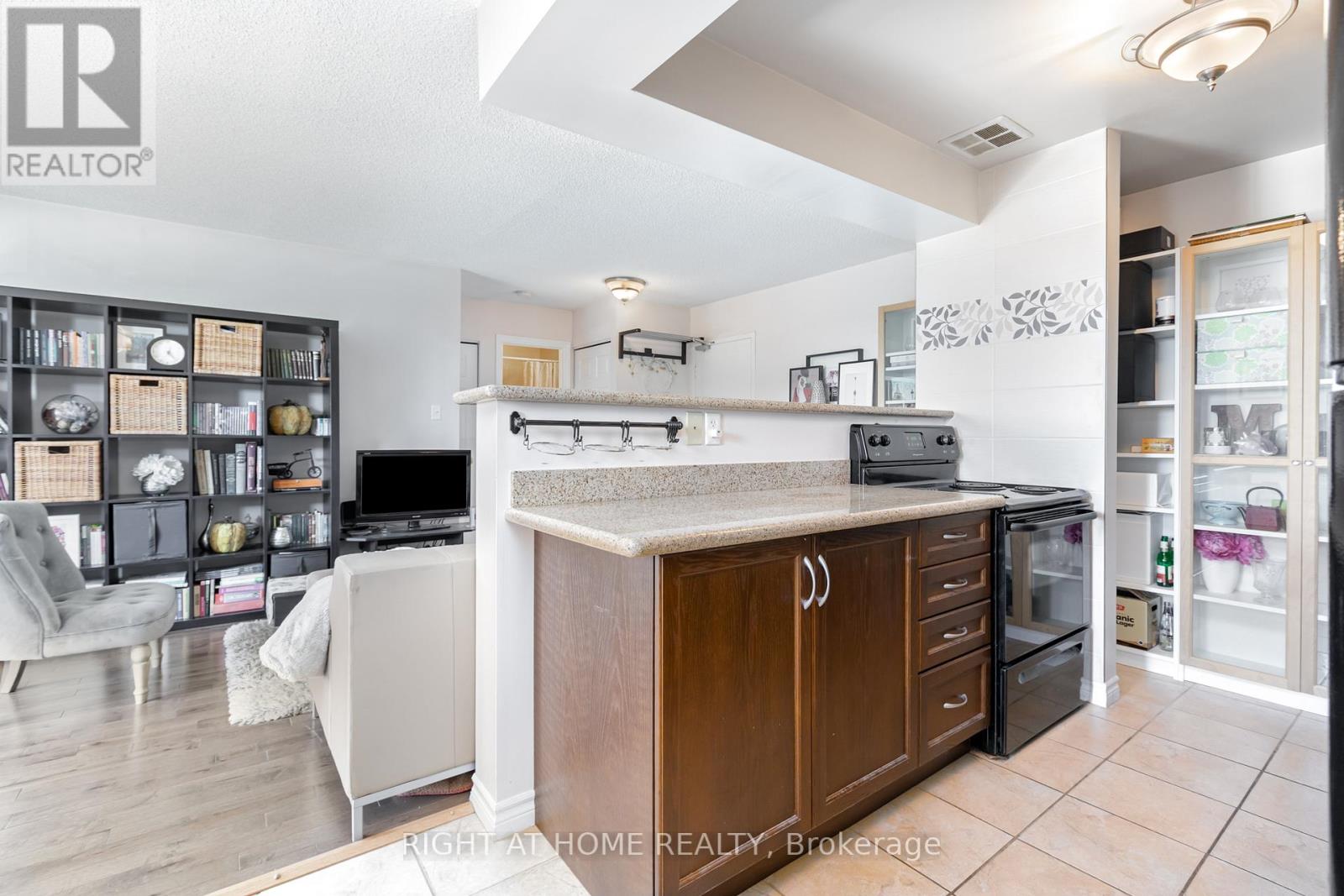 #503 -793 COLBORNE ST E, #503