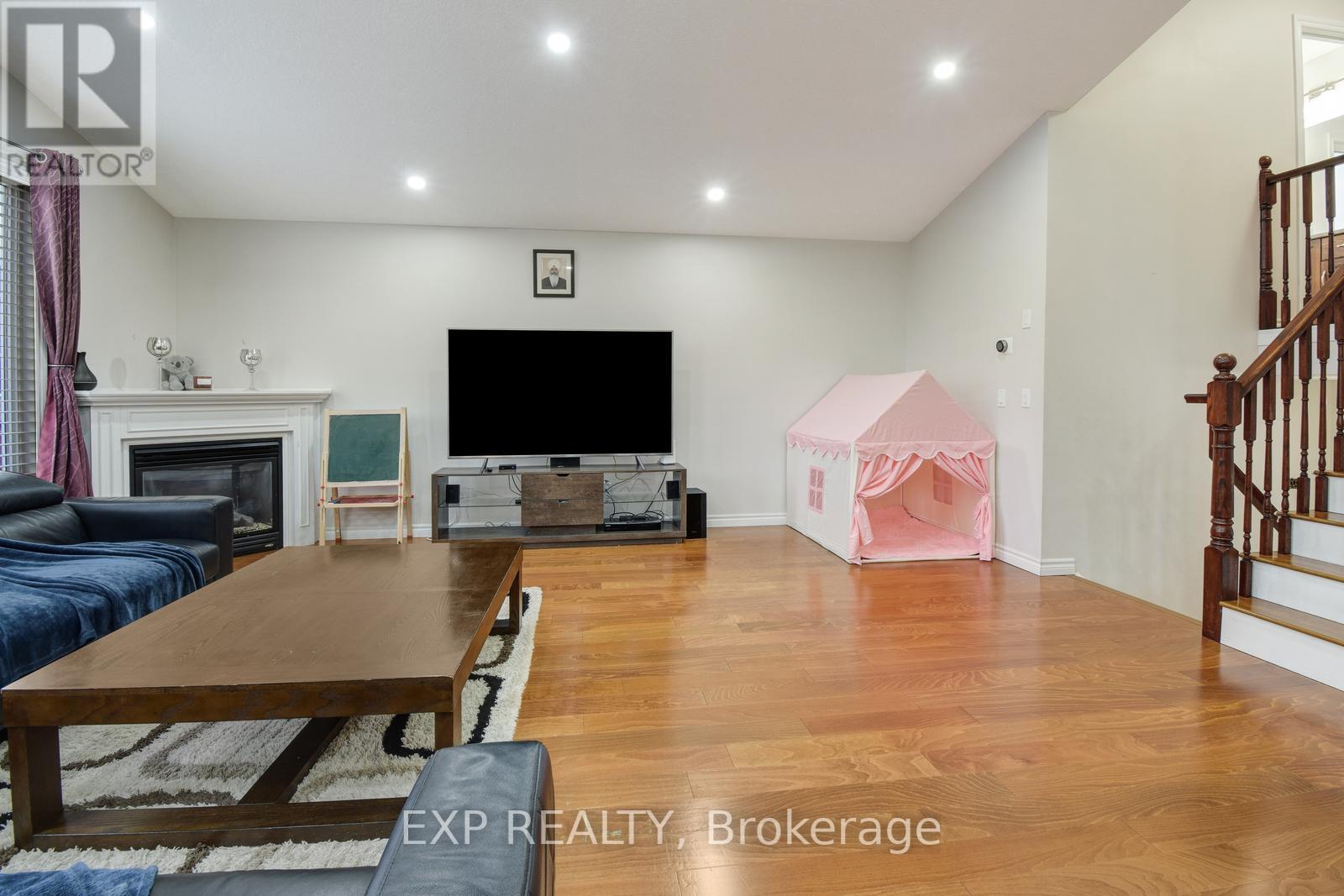 451 FAIRWAY RD E