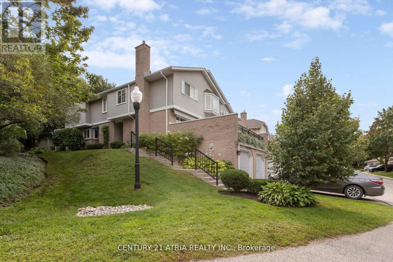 #2 -112 WOODLAWN RD E, #2