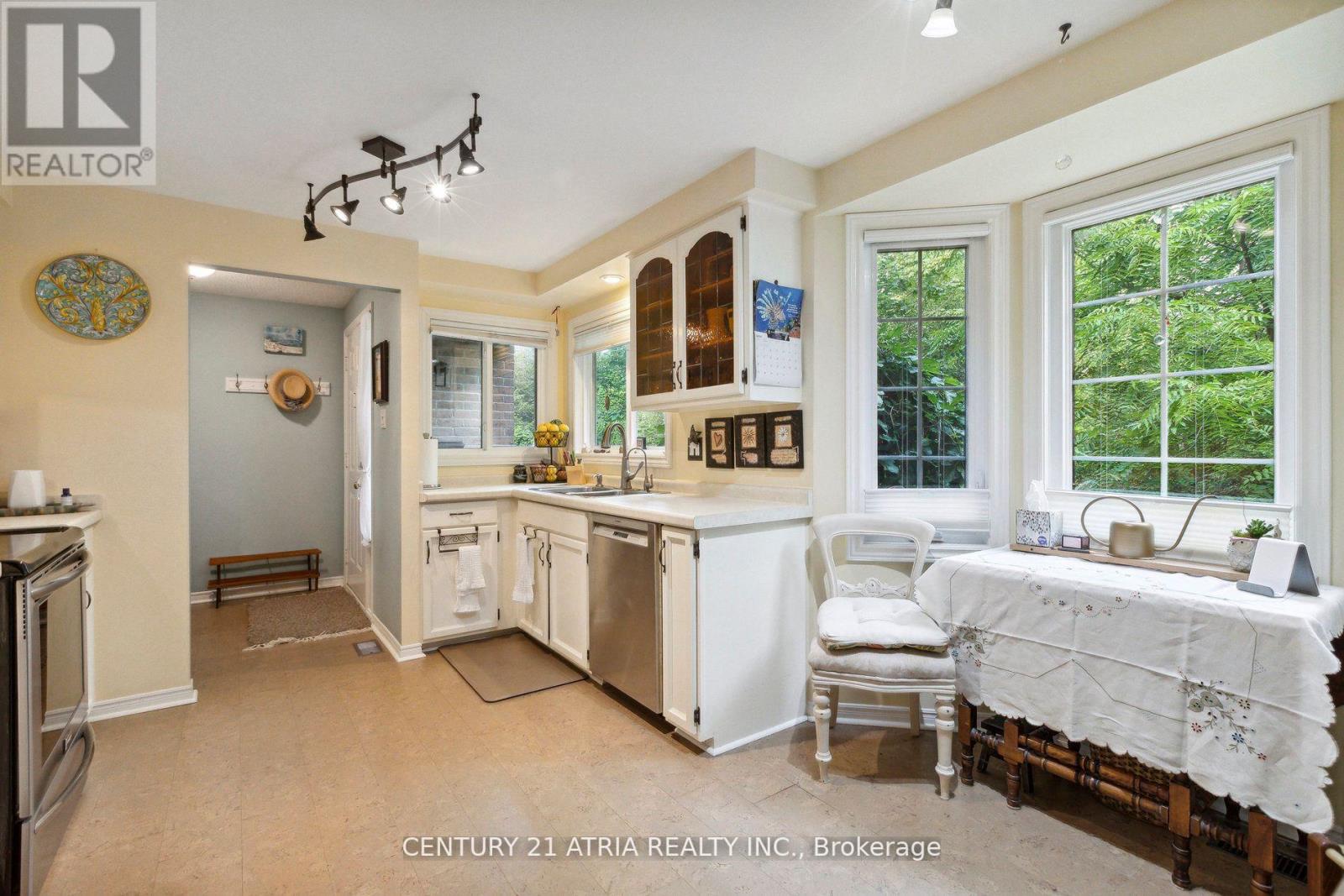 #2 -112 WOODLAWN RD E, #2