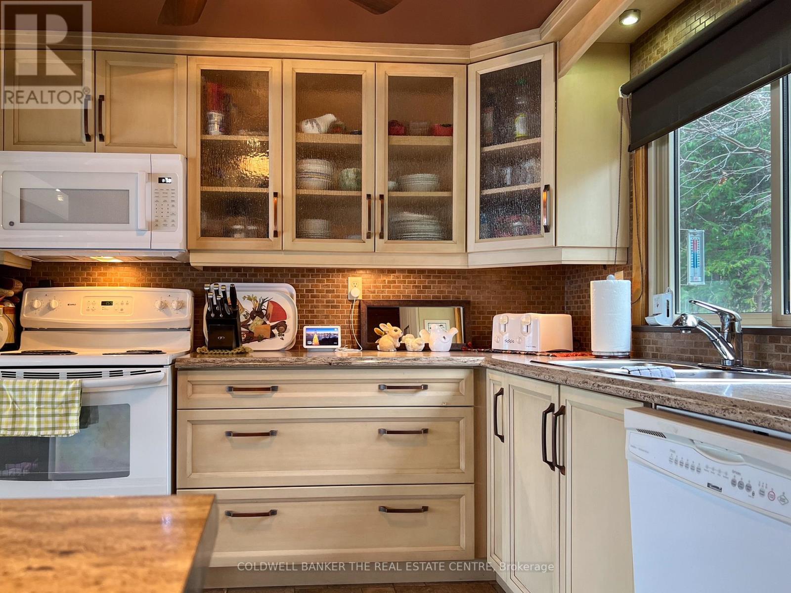 2 CAMELOT PL