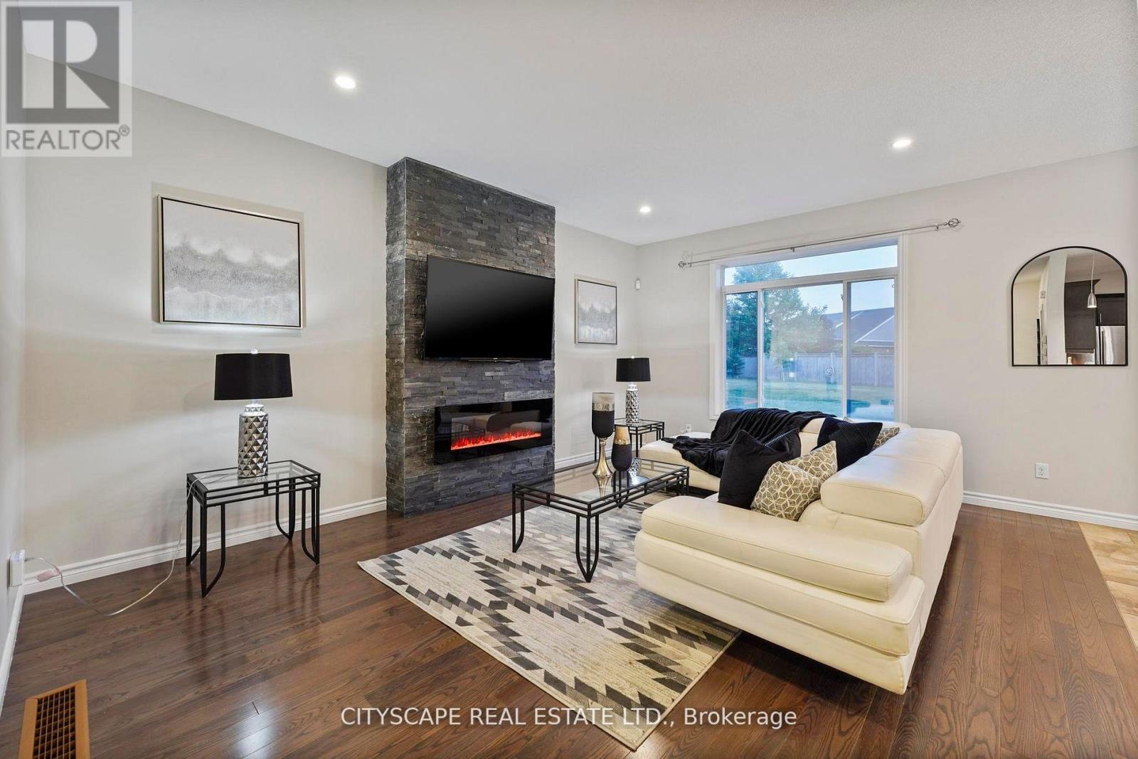 12 KINGFISHER CRT
