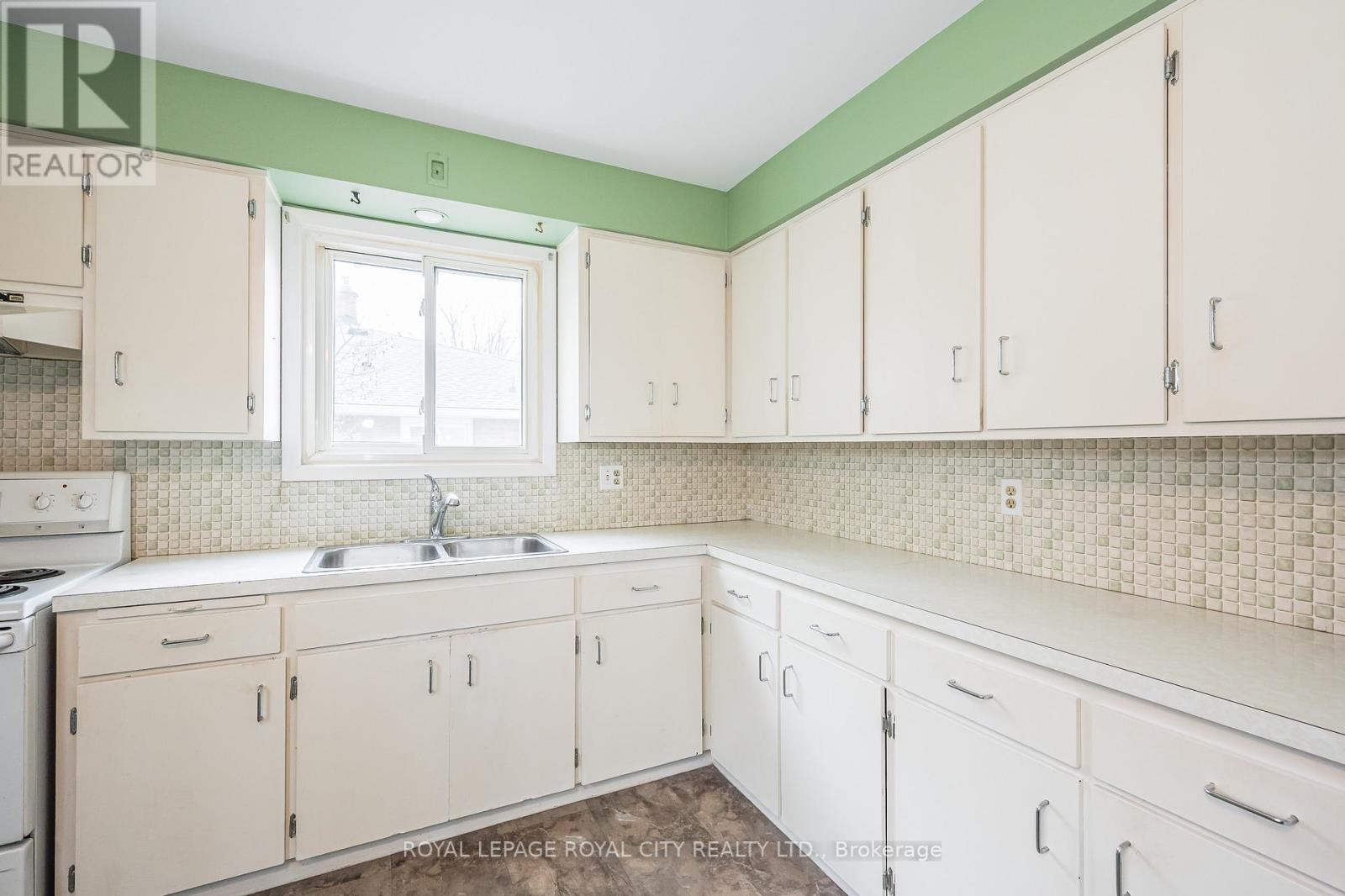 6 WINDERMERE CRT