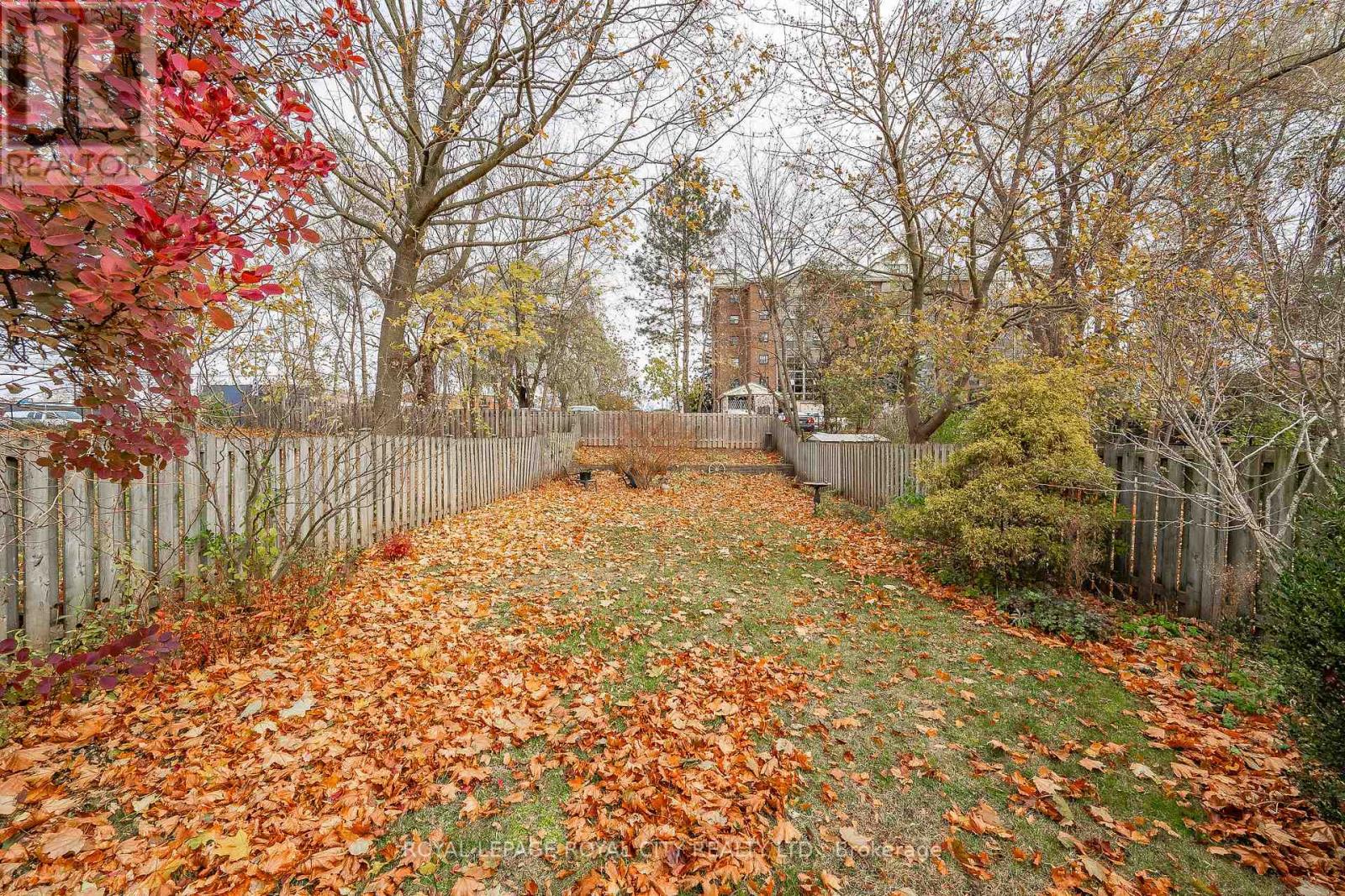 6 WINDERMERE CRT