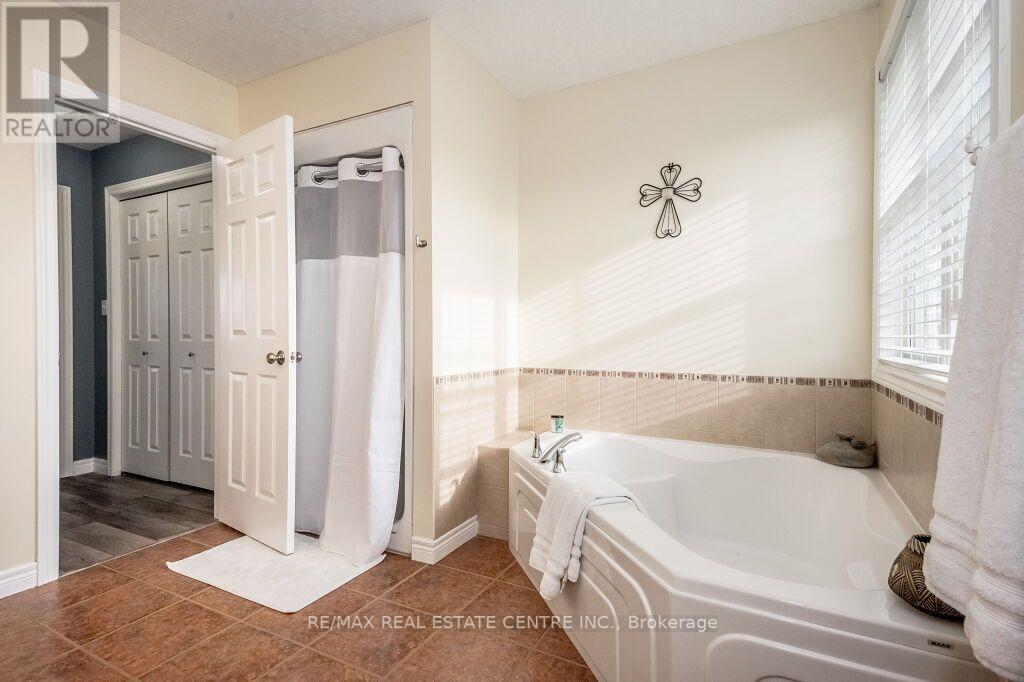 53 HOWDEN CRES