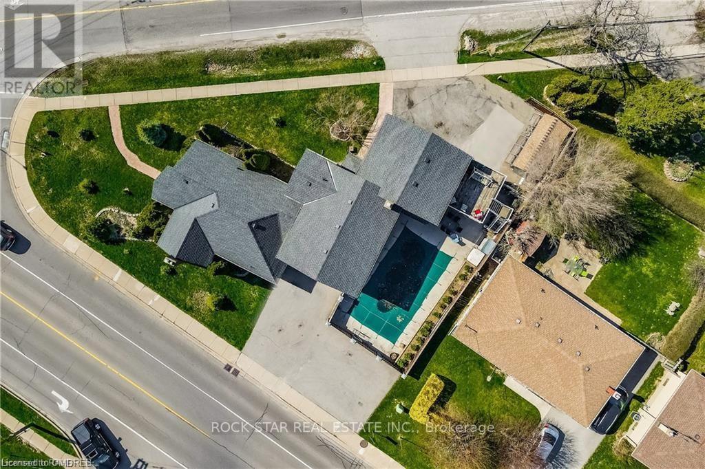 #2 -594 NIAGARA ST, #2