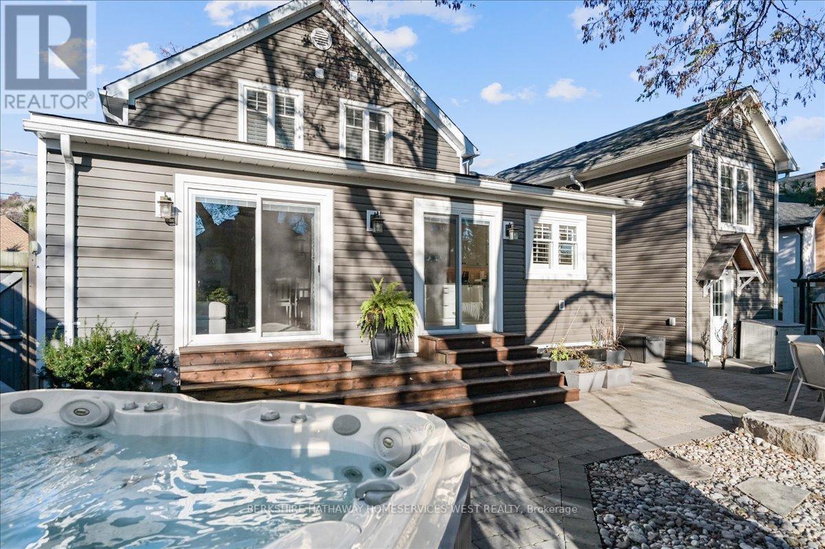 316 MACNAB ST