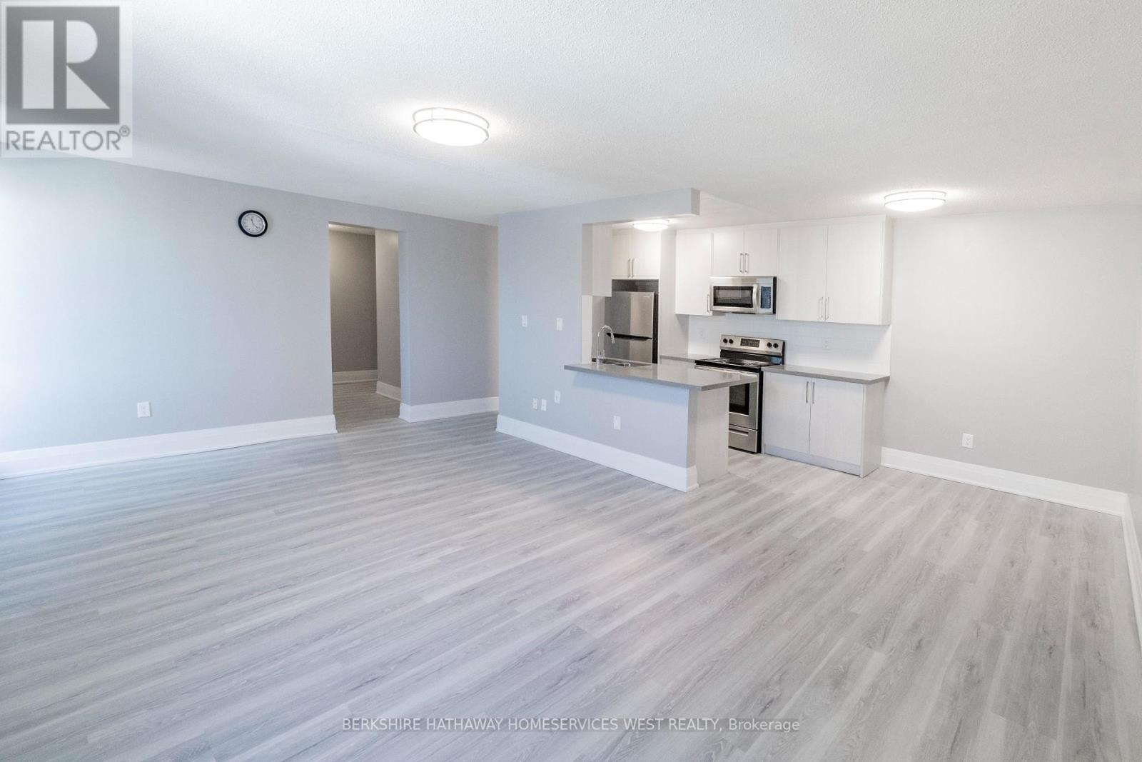 #203 -4422 HURON ST, #203