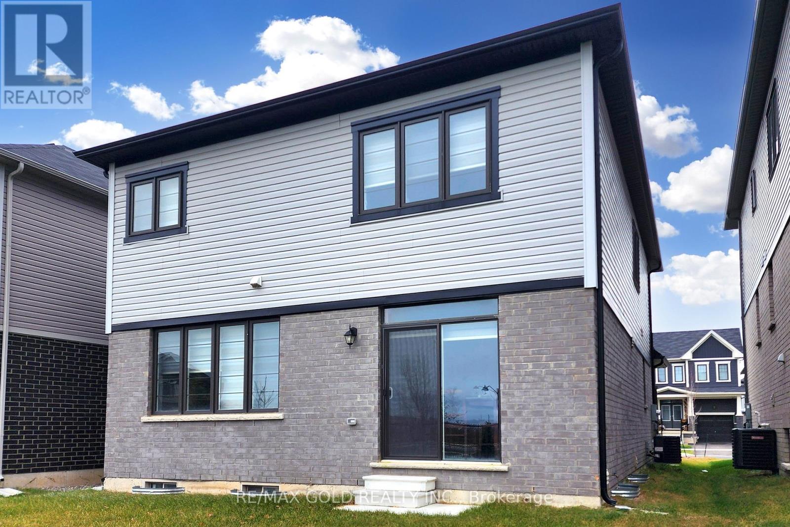 4 GUNN AVE