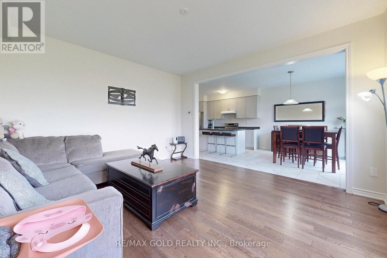 4 GUNN AVE