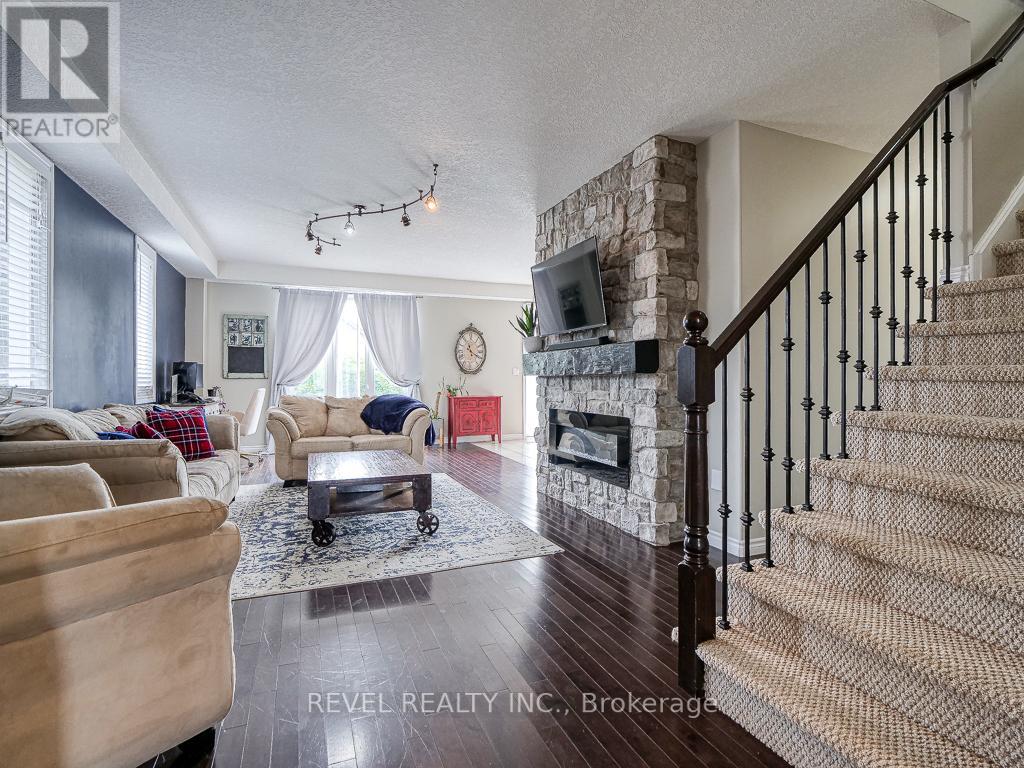 236 THREE WOOD DR
