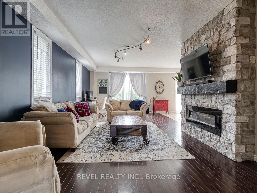 236 THREE WOOD DR