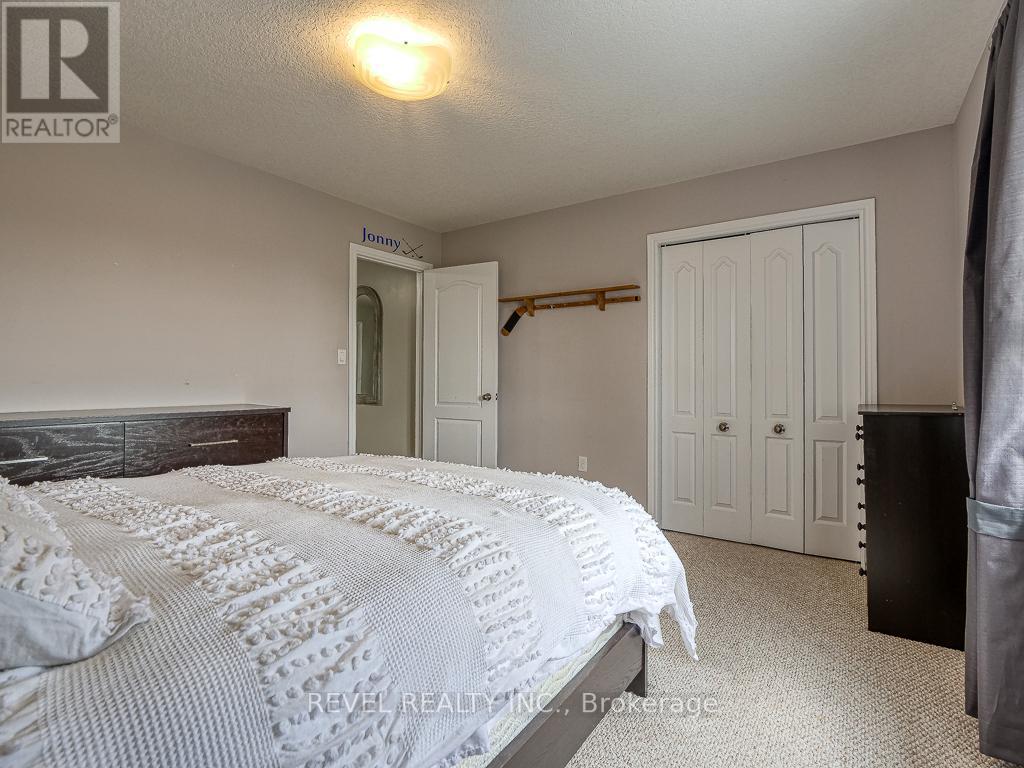 236 THREE WOOD DR
