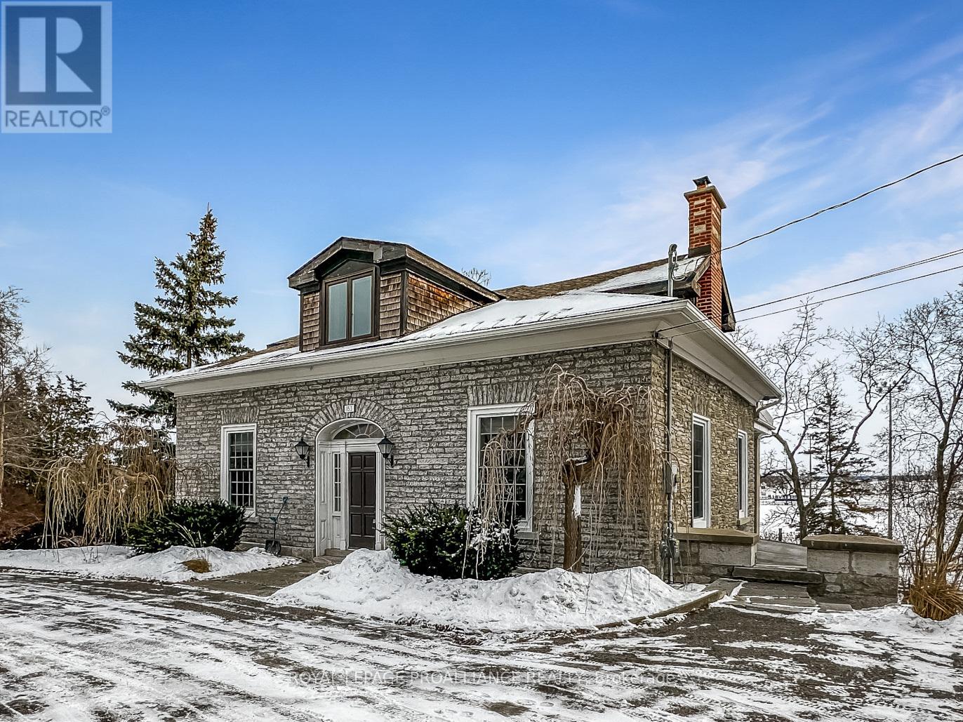 153 DUNDAS ST W