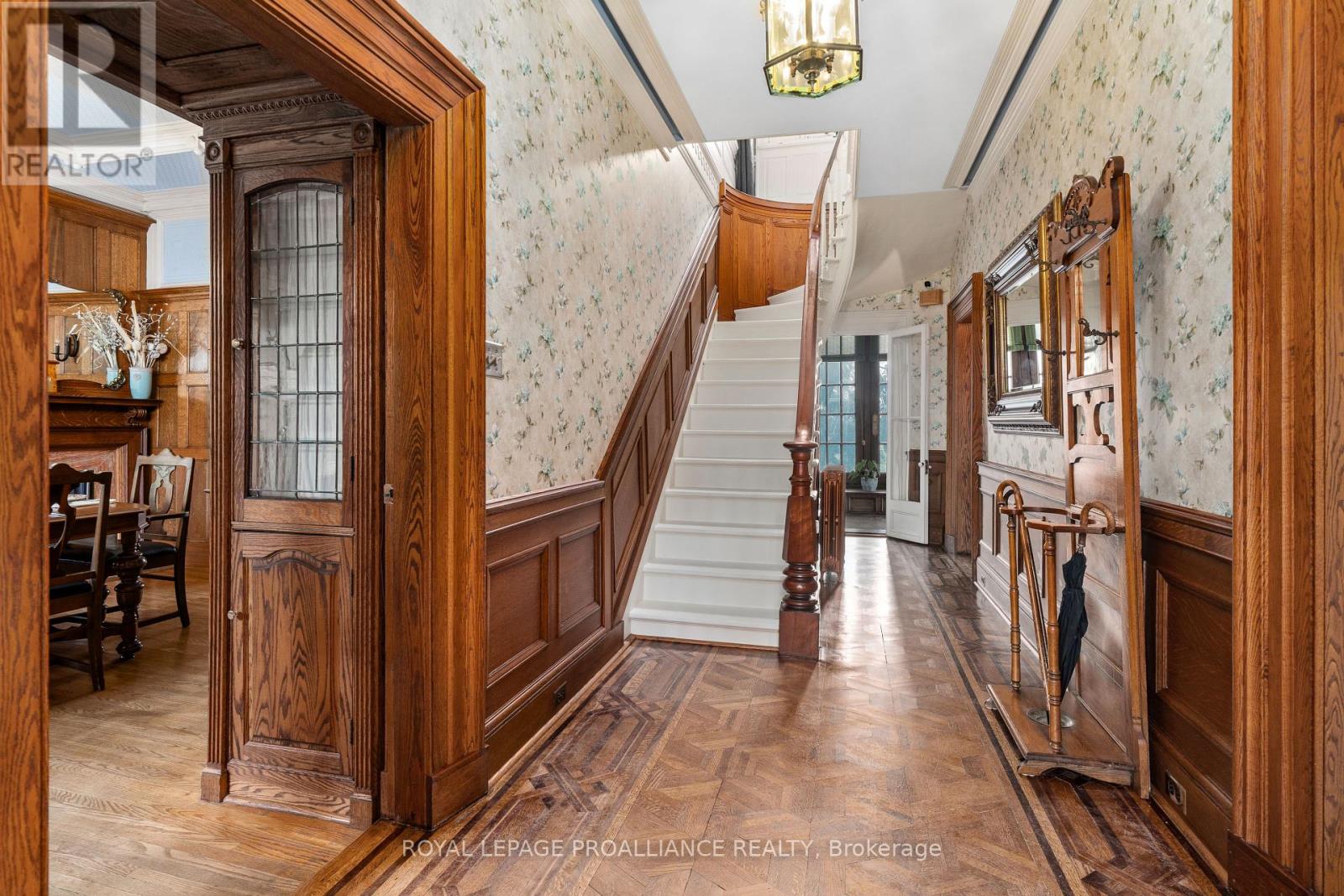 153 DUNDAS ST W