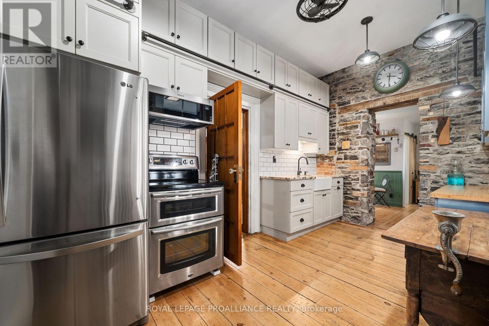 153 DUNDAS ST W